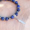 bracelet lapis lazuli, hématite et breloque plume