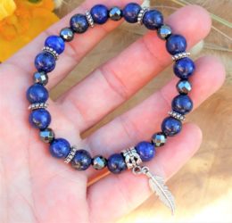 bracelet lapis lazuli, hématite et breloque plume
