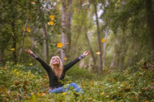 femme arbres forêt bois joie bonheur