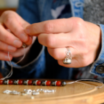 travail artisanal mains bijou énergétique bretagne